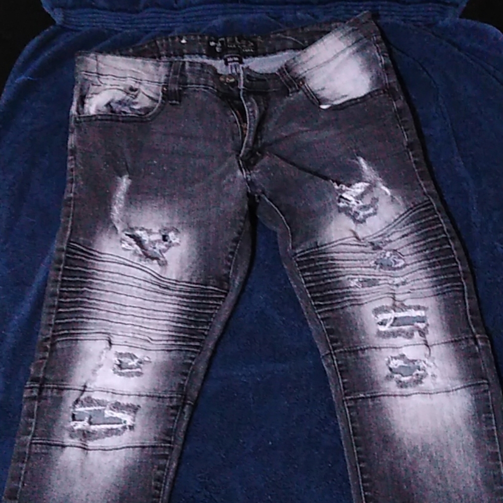 BLACK DISTRESSED VINTAGE JEANS